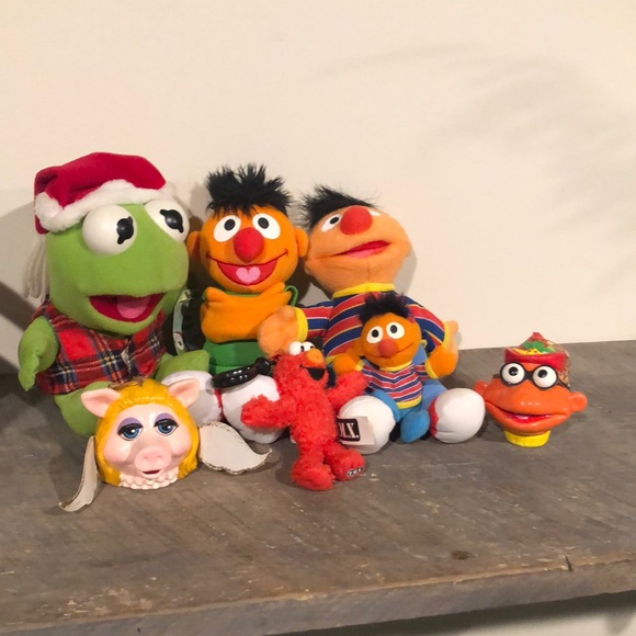 Sesame Street Ernie and Huggable Ernie, Elmo, 2 Kermits, & ornaments Ms Piggy - Picture 4 of 17